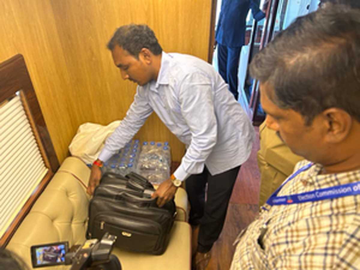 चुनाव आयोग के अधिकारियों ने केसीआर के प्रचार वाहन की जांच की